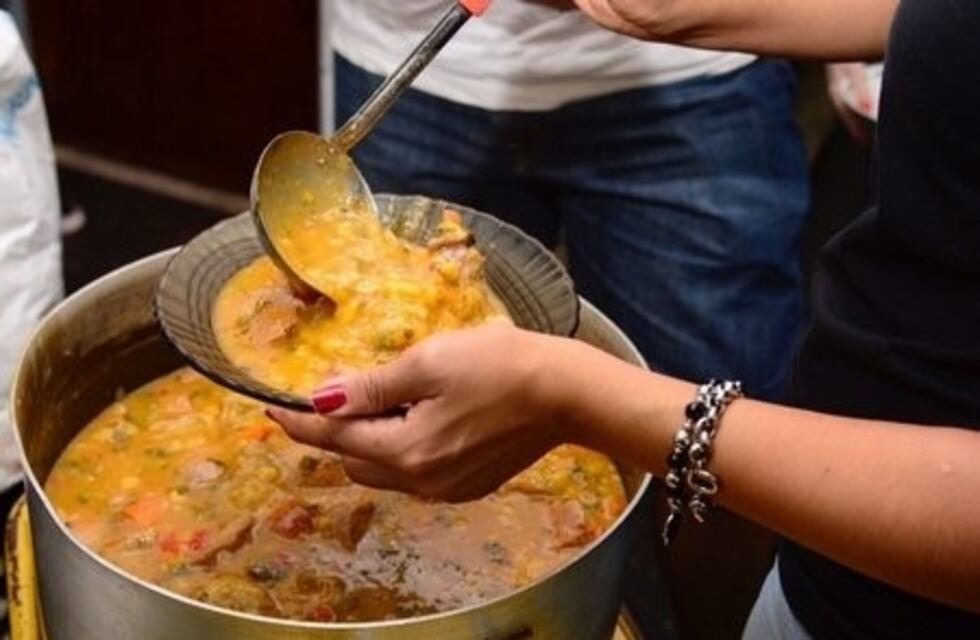 Estudiantes prepara el "gran locro solidario"