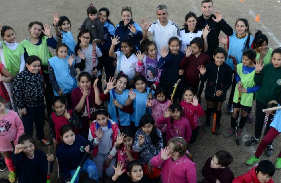 Línea solidaria: el juez asistente que de una escuela deportiva hizo una fundación