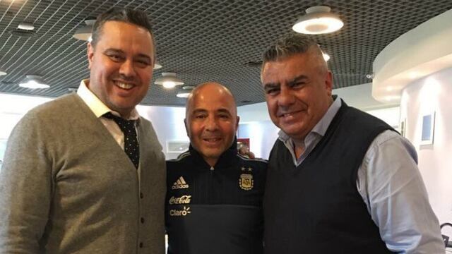 Sampaoli luce la ropa del seleccionado argentino.