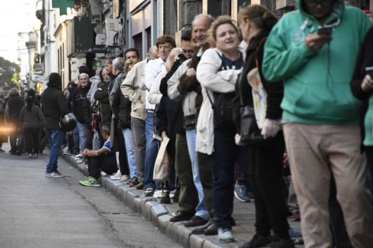 Extensas filas en los bancos porteños y del Conurbano para cobrar jubilaciones y planes sociales\u002E (Clarín)