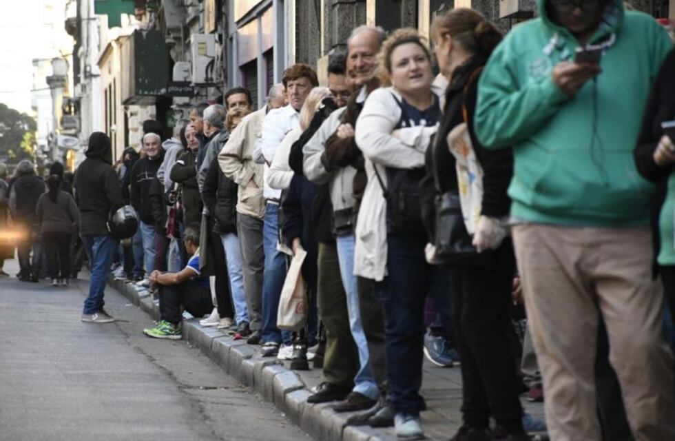 Largas filas y poco distanciamiento frente a los bancos para cobrar jubilaciones y planes sociales