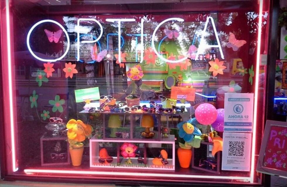 Una pareja asaltó una óptica a punta de pistola y todo quedó grabado