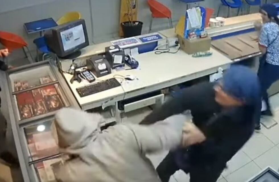 Tres delincuentes entraron a robar a una heladería y el empleado los echó a golpes