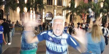 Los hinchas de Talleres en el Patio Olmos festejando la clasificación a la siguiente fase de la Copa Libertadores\u002E