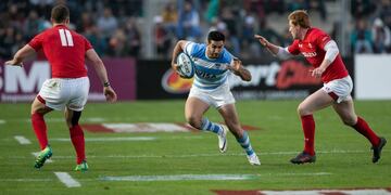 Jeronimo De La Fuente (C) from Argentina runs with the ball during the International Test Match between Argentina and Wales at the San Juan del Bicentenario Stadium, on Saturday, June 9, 2018 in San Juan, Argentina\u002E / AFP PHOTO / Juan José Gasparini san juan test match partido internacional rugby rugbiers partido seleccion argentina los pumas gales