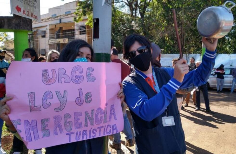 Trabajadores del turismo juntan firmas para pedirle a Nación que se trate la ley de emergencia