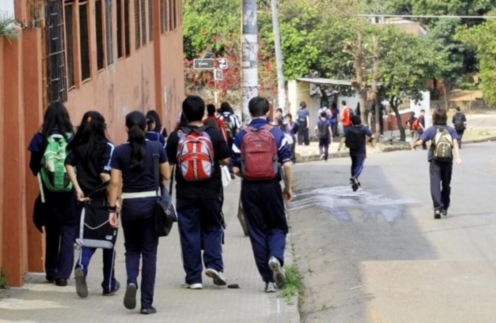Denuncian que colegios privados cobran multas a padres que buscan tarde a sus hijos