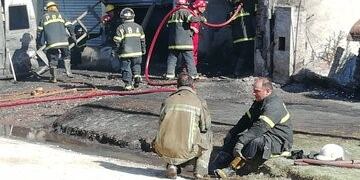 Murieron dos personas en un incendio en una distribuidora química en Mar del Plata (Foto: @RubenOFerrari)