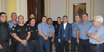 Ministro López Desimoni reconoció a policías y bomberos