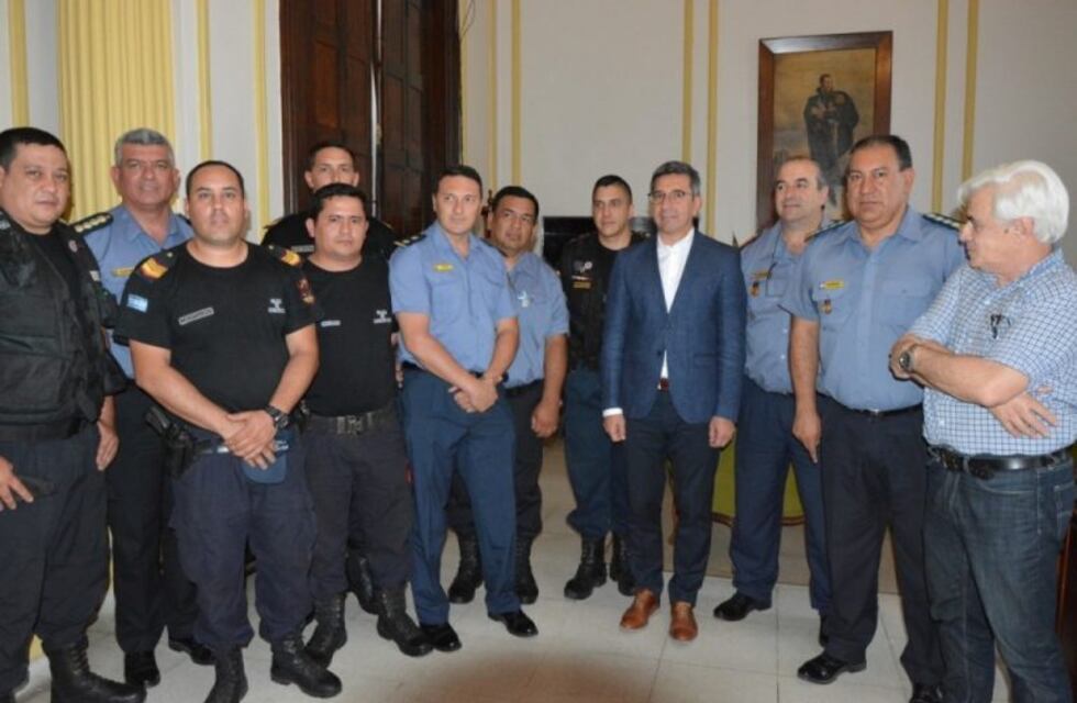 Bomberos y policías fueron reconocidos por el Ministro de Seguridad