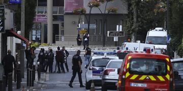 PAR02 VILLEJUIF (FRANCIA), 06/09/2017\u002E- Varios policías aseguran el perímetro durante una opeación antiterrorista en Villejuif, en París, Francia, hoy, 6 de septiembre de 2017\u002E Las autoridades francesas han hallado productos susceptibles de ser utilizados para fabricar explosivos en un apartamento que ha provocado la apertura de una investigación a cargo de la Fiscalía antiterrorista de París, dos personas han sido detenidas, según medios franceses\u002E EFE/Etienne Laurent