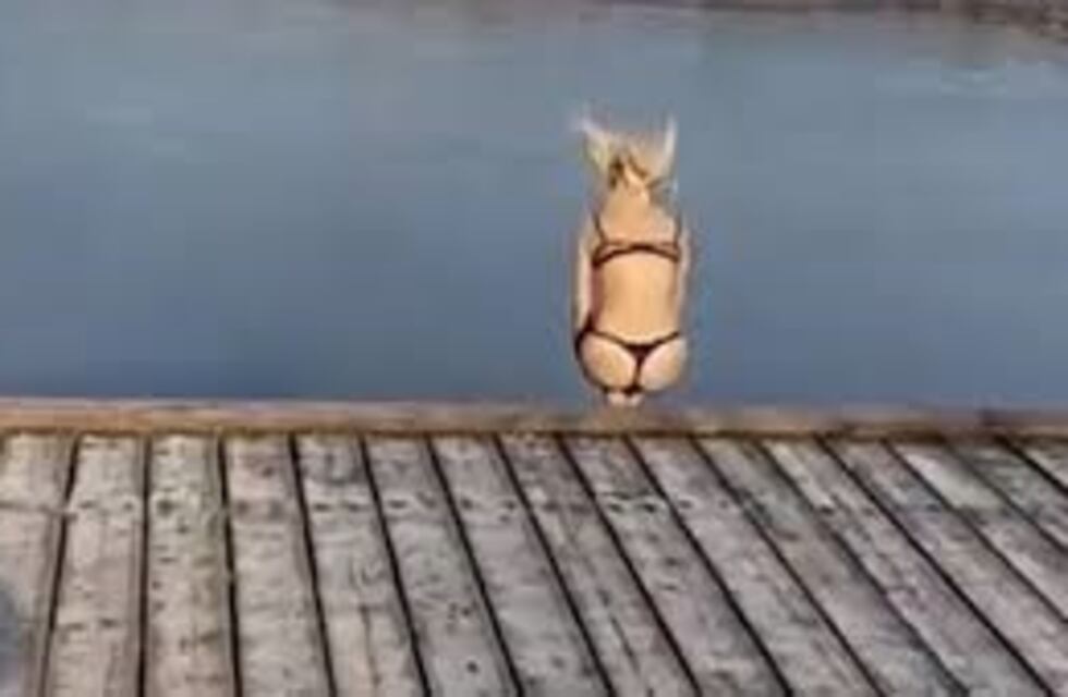 Saltó en ropa interior a un lago congelado y se dio un golpazo