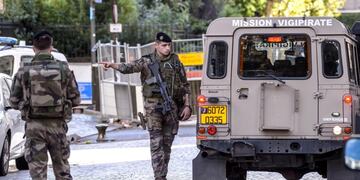 TRE01 LEVALLOIS PERRET (FRANCIA), 09/08/2017\u002E- Varios militares delimitan un perímetro de seguridad en el lugar donde un vehículo ha atropellado a un grupo de militares en Levallois Perret, a las afueras de París (Francia) hoy, 9 de agosto del 2017, y ha provocado seis heridos según fuentes del Ministerio del Interior\u002E EFE/CHRISTOPHE PETIT TESSON