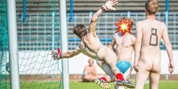 Jugaron al fútbol desnudos para protestar contra la comercialización del deporte (Foto: captura TV)