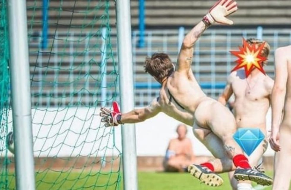 Jugaron al fútbol desnudos para protestar contra la comercialización del deporte