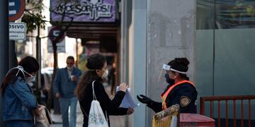 21 April 2020, Argentina, Cordoba: A member of the Policia de Cordoba checks a permission of a citizen during the movement restriction imposed to fight the spread of Coronavirus\u002E Photo: Daniel Bustos/ZUMA Wire/dpa