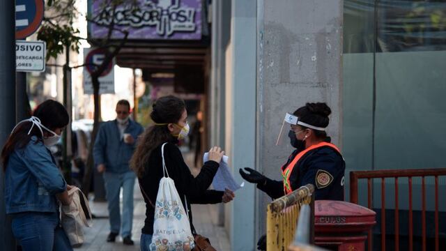 21 April 2020, Argentina, Cordoba: A member of the Policia de Cordoba checks a permission of a citizen during the movement restriction imposed to fight the spread of Coronavirus\u002E Photo: Daniel Bustos/ZUMA Wire/dpa