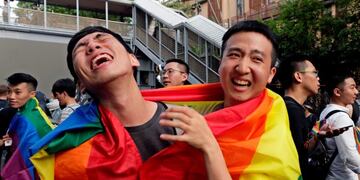 Integrantes del colectivo homosexual se concentran a las puertas del Parlamento durante el debate sobre la legalización del matrimonio de personas del mismo sexo, este viernes en Taipei (Taiwán) (EFE)