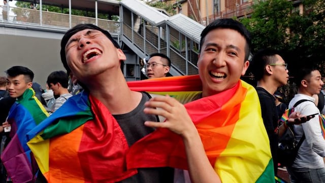 Integrantes del colectivo homosexual se concentran a las puertas del Parlamento durante el debate sobre la legalización del matrimonio de personas del mismo sexo, este viernes en Taipei (Taiwán) (EFE)