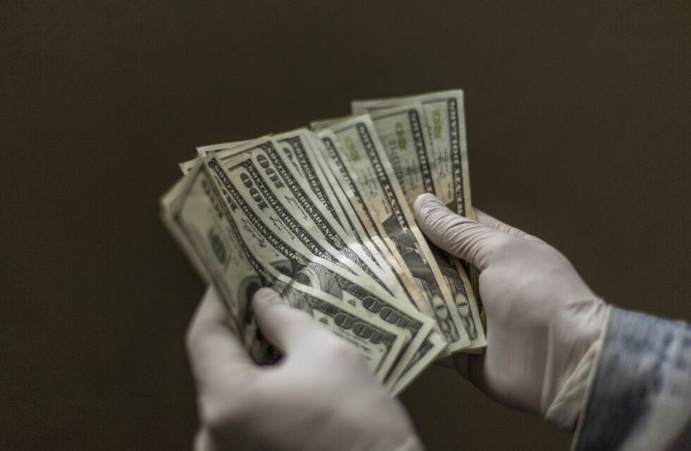 El dólar "blue" subió tres pesos y cerró a $128