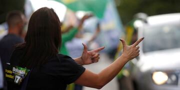 Supporters of Jair Bolsonaro, far-right lawmaker and presidential candidate of the Social Liberal Party (PSL), attend an electoral campaign rally in Brasilia, Brazil, October 27, 2018\u002E REUTERS/Adriano Machado