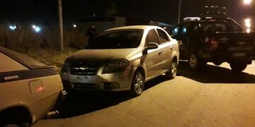 Los tiradores se deshicieron del Chevrolet Aveo en plena huida\u002E (@hernanfunes)