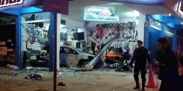 Un delincuente protagonizó un serio accidente de tránsito en Posadas\u002E (Foto: El Territorio)