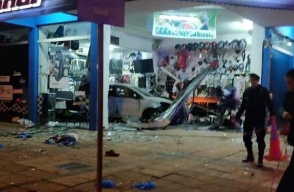 Robó, huyó e incrustó a un vehículo contra un comercio
