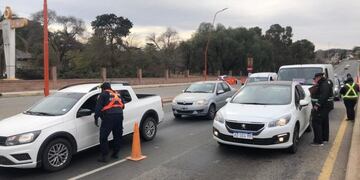 Control vial y policial en el ingreso a Villa Carlos Paz\u002E (Foto: prensa municipal)\u002E