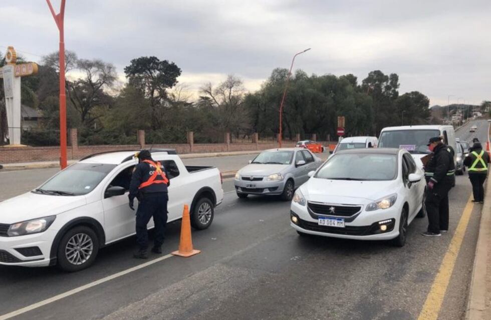 Detuvieron a una familia en el ingreso a Carlos Paz que se mudaba desde Santa Cruz