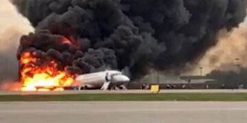 MOS51\u002E Moscow (Russian Federation), 05/05/2019\u002E- A handout photo made available by Russian Investigative Committee (Sledcom) shows a Sukhoi Superjet 100 of Russian airline Aeroflot burning at Moscow's Sheremetyevo airport, Russia, 05 May 2019\u002E Conflicting numbers of fatalities are reported after the plane had to make an emergency landing just after take off for the flight to Murmansk\u002E (Incendio, Rusia, Moscú) EFE/EPA/Russian Investigative Committee / HANDOUT BEST QUALITY AVAILABLE HANDOUT EDITORIAL USE ONLY/NO SALES/NO ARCHIVES