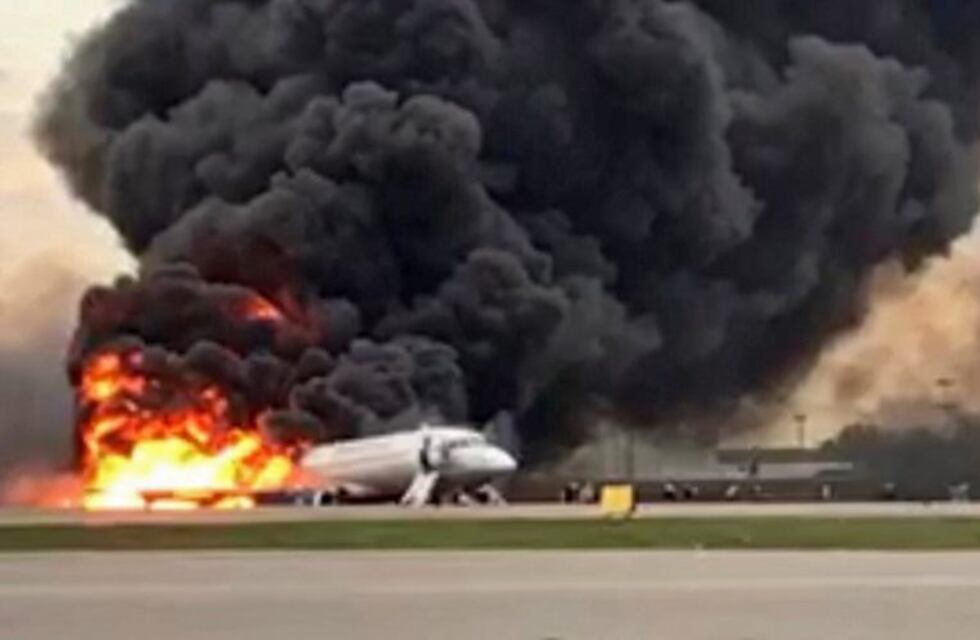 Un avión aterrizó en llamas en un aeropuerto de Moscú: al menos 41 muertos