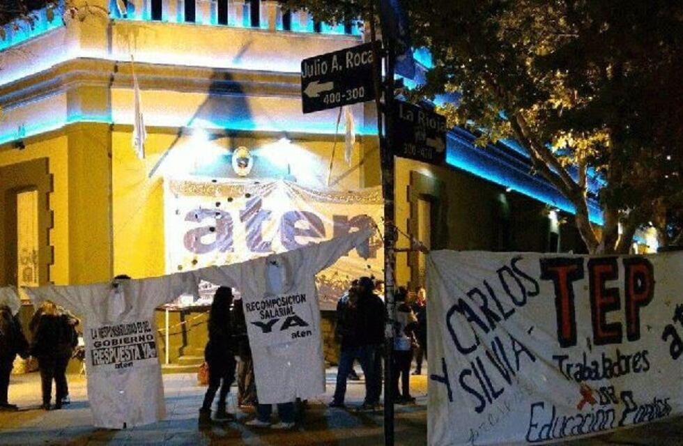 Docentes neuquinos bloquean la Casa de Gobierno