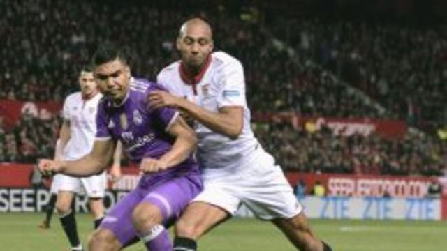 GRA412. SEVILLA, 15/01/2017.- El centrocampista francu00e9s del Sevilla Steven N'Zonzi (d) lucha el balu00f3n con el brasileu00f1o Casemiro, del Real Madrid, durante el partido de la decimoctava jornada de Liga en Primera Divisiu00f3n que se disputa esta noche en el esta