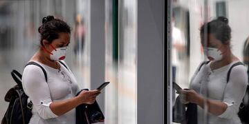 A commuter wears a face mask in a subway station in Santiago as a precautionary measure against the spread of the new coronavirus, COVID-19, on April 8, 2020\u002E - The Chilean government decreed on Monday the mandatory use of face masks on all public transport, following the new recommendations of the World Health Organization (WHO)\u002E (Photo by Martin BERNETTI / AFP)