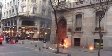 Incendio en la puerta de la Legislatura
