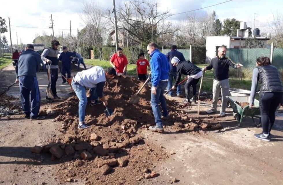Ante la falta de respuesta municipal, vecinos de City Bell arreglan las calles
