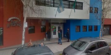 Sorpresivo cierre de un colegio privado deja sin empleo a 50 personas (web)