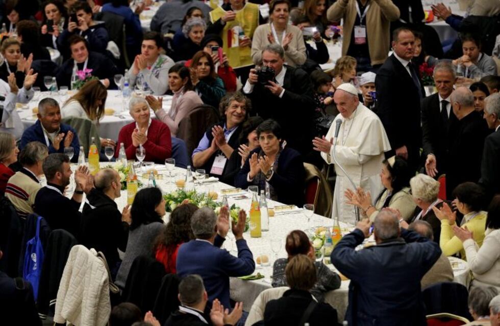 El papa Francisco almorzó con 1.500 pobres en el Vaticano