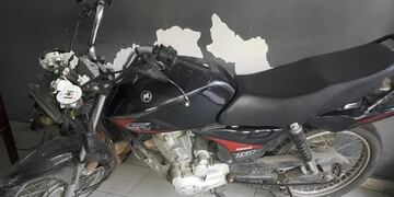 Moto con la que un hombre de 33 años chocó contra un paredón\u002E (Ministerio de Seguridad)