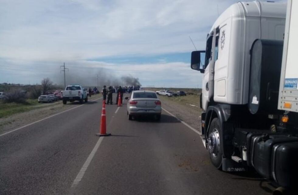 Viales cortaron la Ruta 25 en el acceso a la ciudad