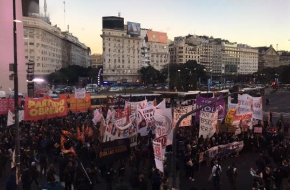 Trabajadores de Pepsico levantaron el corte del Obelisco y protestan frente al Ministerio de Trabajo