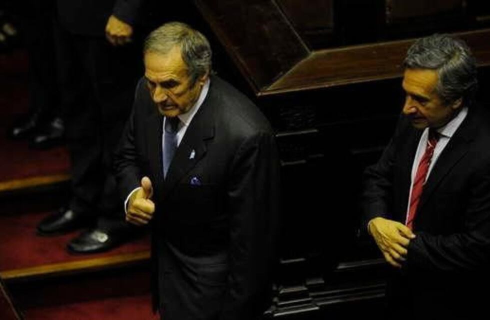 Reutemann, contra Cristina: "Le dejó a Macri un paquete con un moño rosado, una bomba"