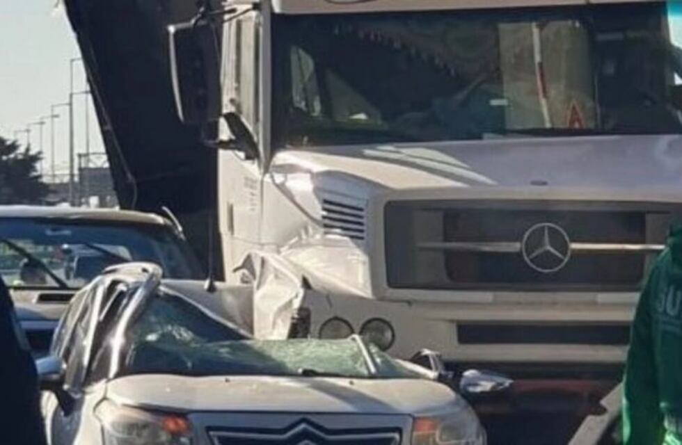 Video: un camión se quedó sin frenos y aplastó a un auto en la Panamericana