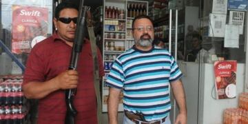 Armado hasta los dientes: así atiende el comerciante\u002E