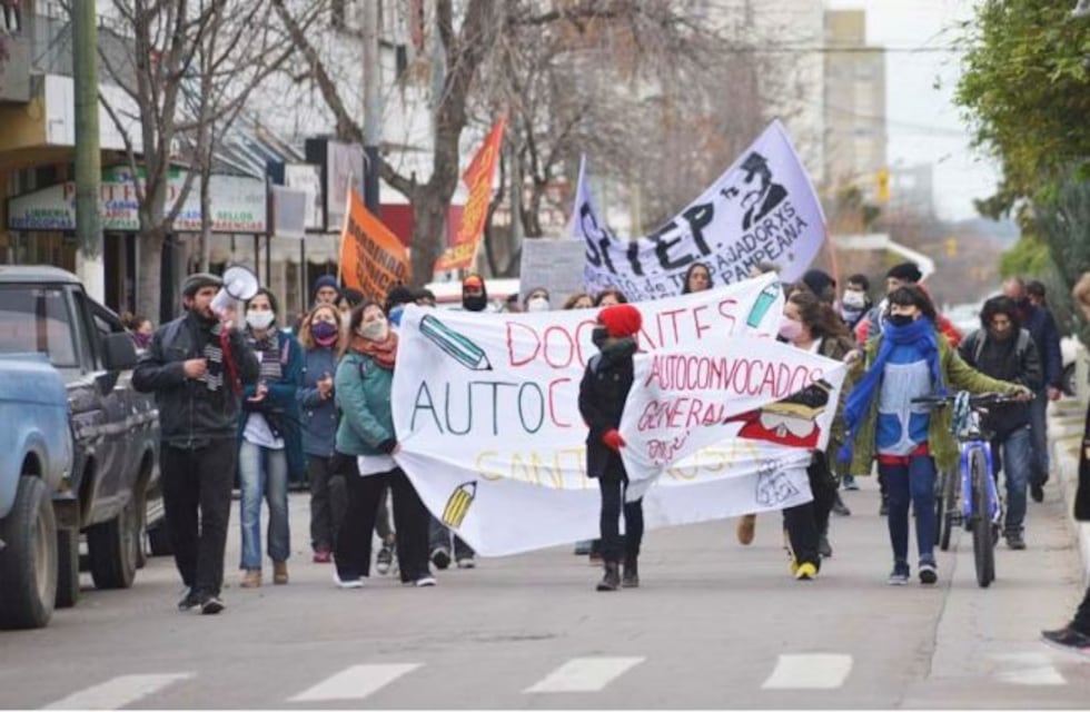 Un grupo de docentes autoconvocados marcharon por las calles céntricas de Santa Rosa