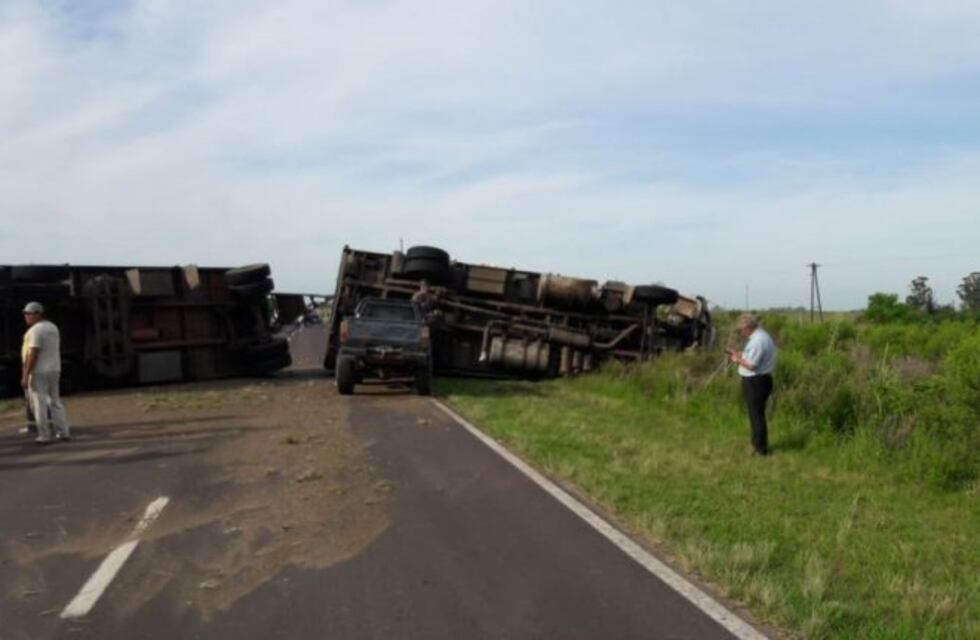 Camión cargado de tomates y morrones tumbó sobre Ruta Nacional 12