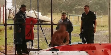 Un joven que navegaba en piragua fue sorprendido por la tormenta y rescatado por agentes del Destacamento de Seguridad de la Costanera\u002E (Misiones Online)