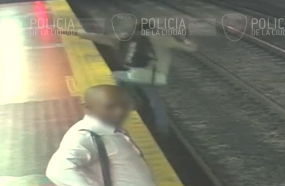 Un hombre cayó en la vías del subte de la línea D por caminar mirando el celular