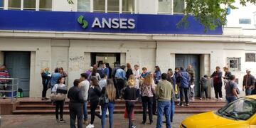 Largas colas en la repartición pública\u002E